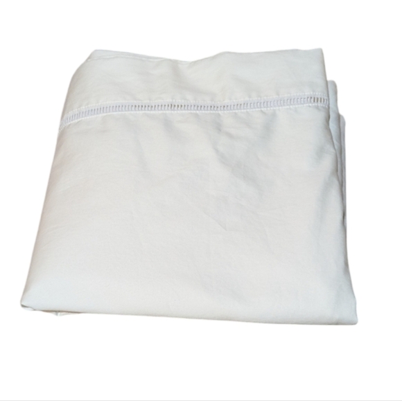 Garnet Hill Wrinkle-Resistant Embroidered Sateen Flat Sheet Queen White - Picture 5 of 5